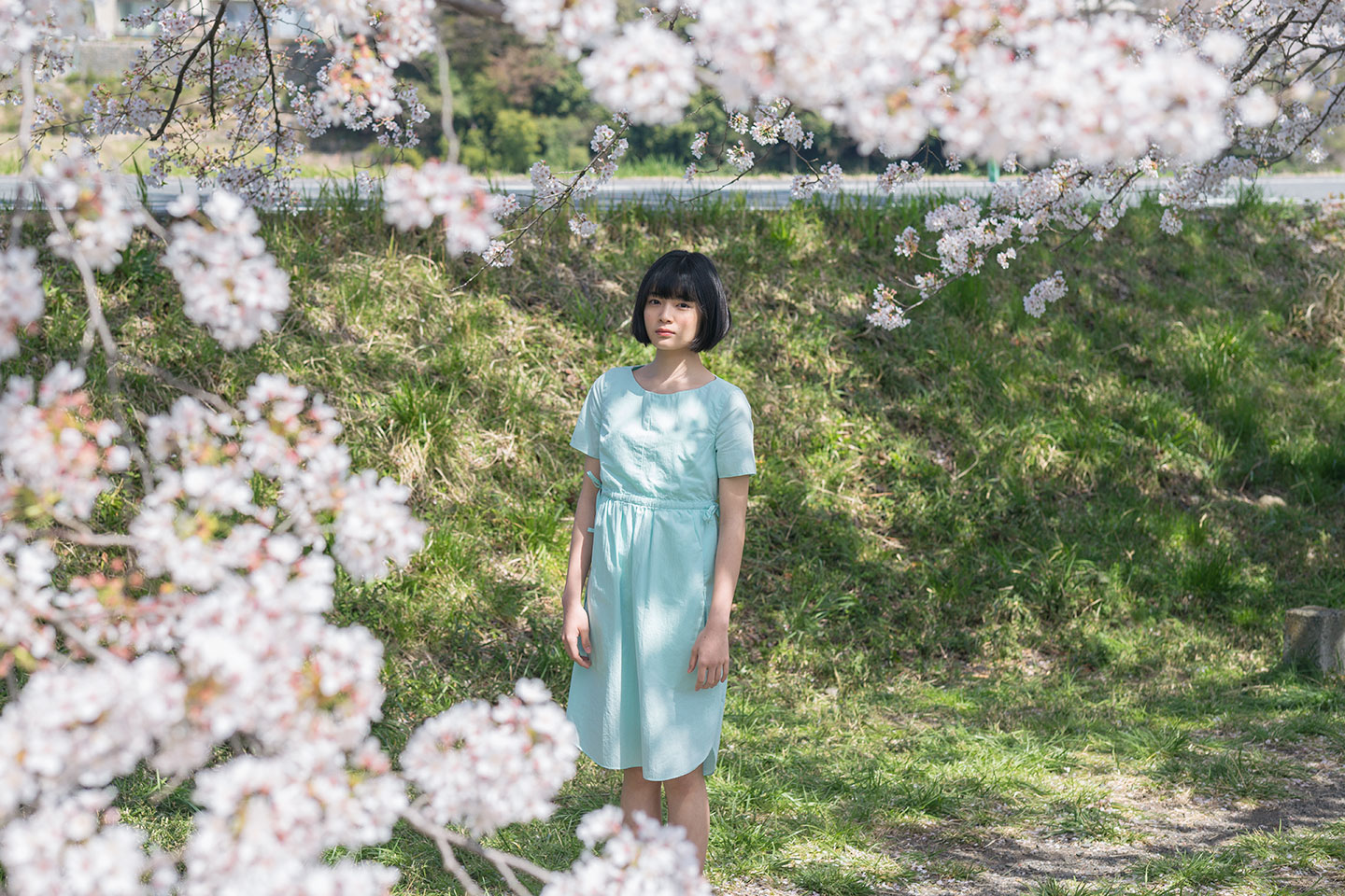 吉田美月喜 - 洋服編 - Scene 1 (撮影日/2018年3月30日。撮影時学年/中学三年生。撮影/山田信男)