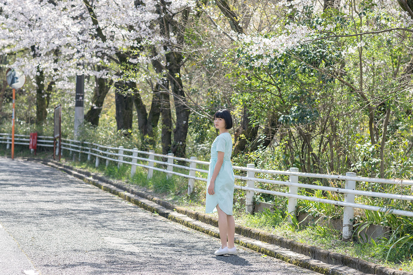 吉田美月喜 - 洋服編 - Scene 10 (撮影日/2018年3月30日。撮影時学年/中学三年生。撮影/山田信男)
