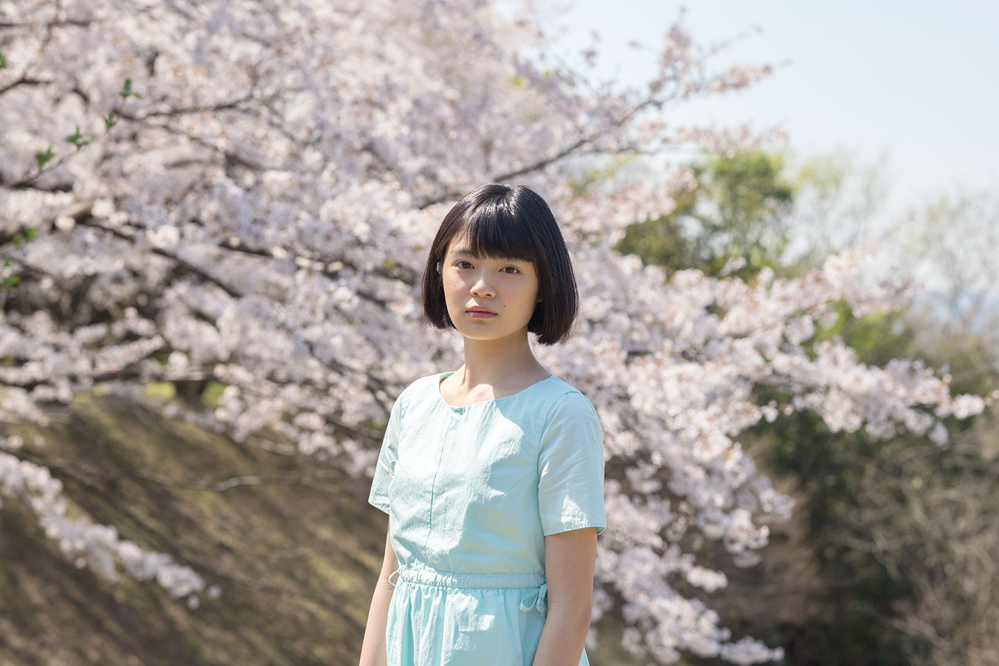 吉田美月喜 - 洋服編 - Scene 13 (撮影日/2018年3月30日。撮影時学年/中学三年生。撮影/山田信男)