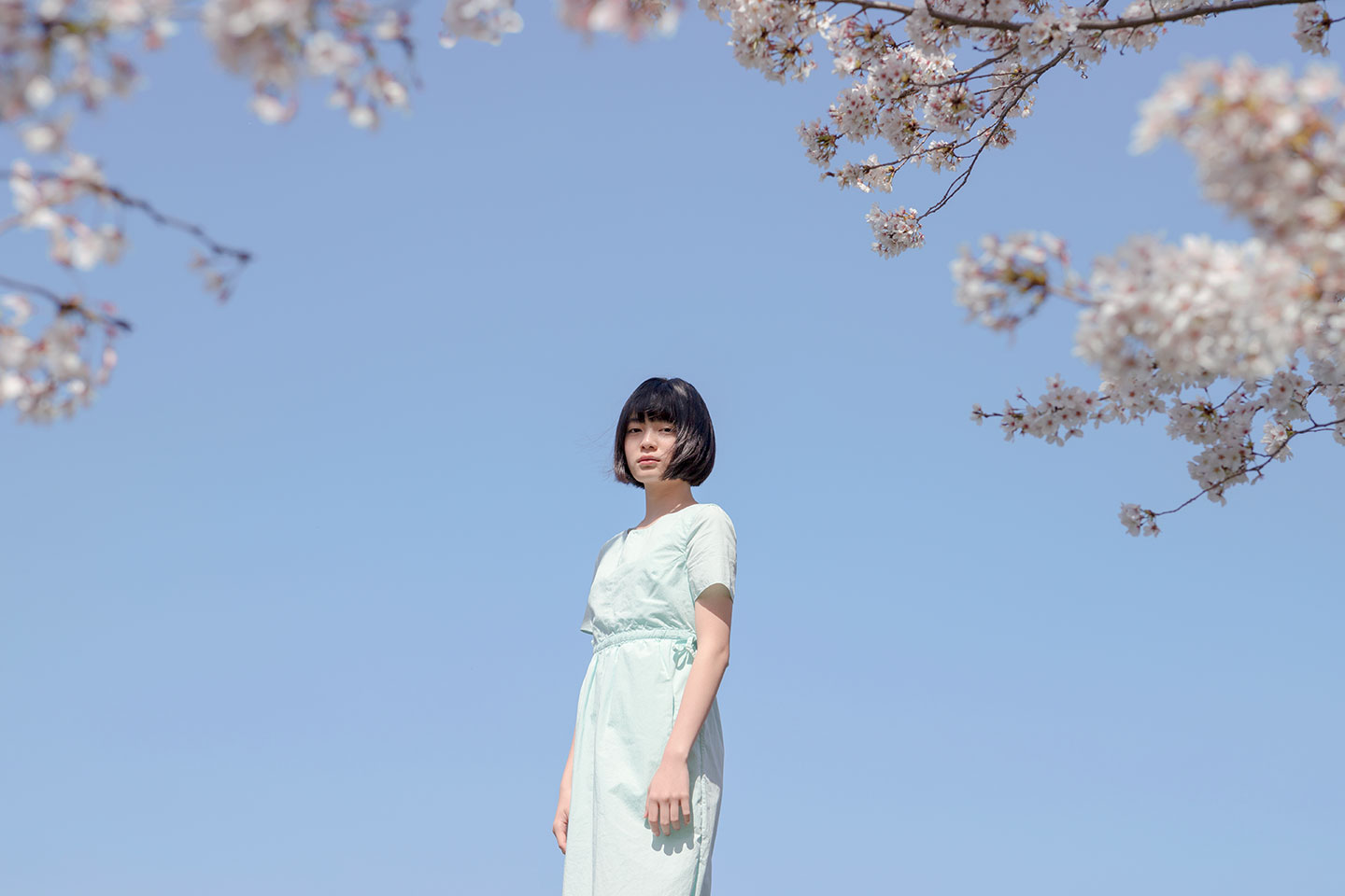 吉田美月喜 - 洋服編 - Scene 2 (撮影日/2018年3月30日。撮影時学年/中学三年生。撮影/山田信男)