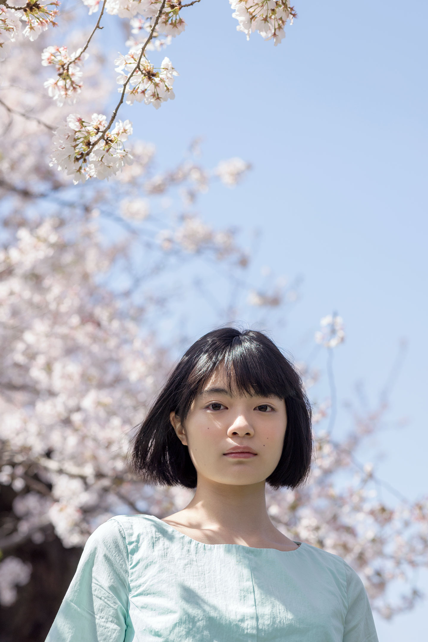 吉田美月喜 - 洋服編 - Scene 4 (撮影日/2018年3月30日。撮影時学年/中学三年生。撮影/山田信男)