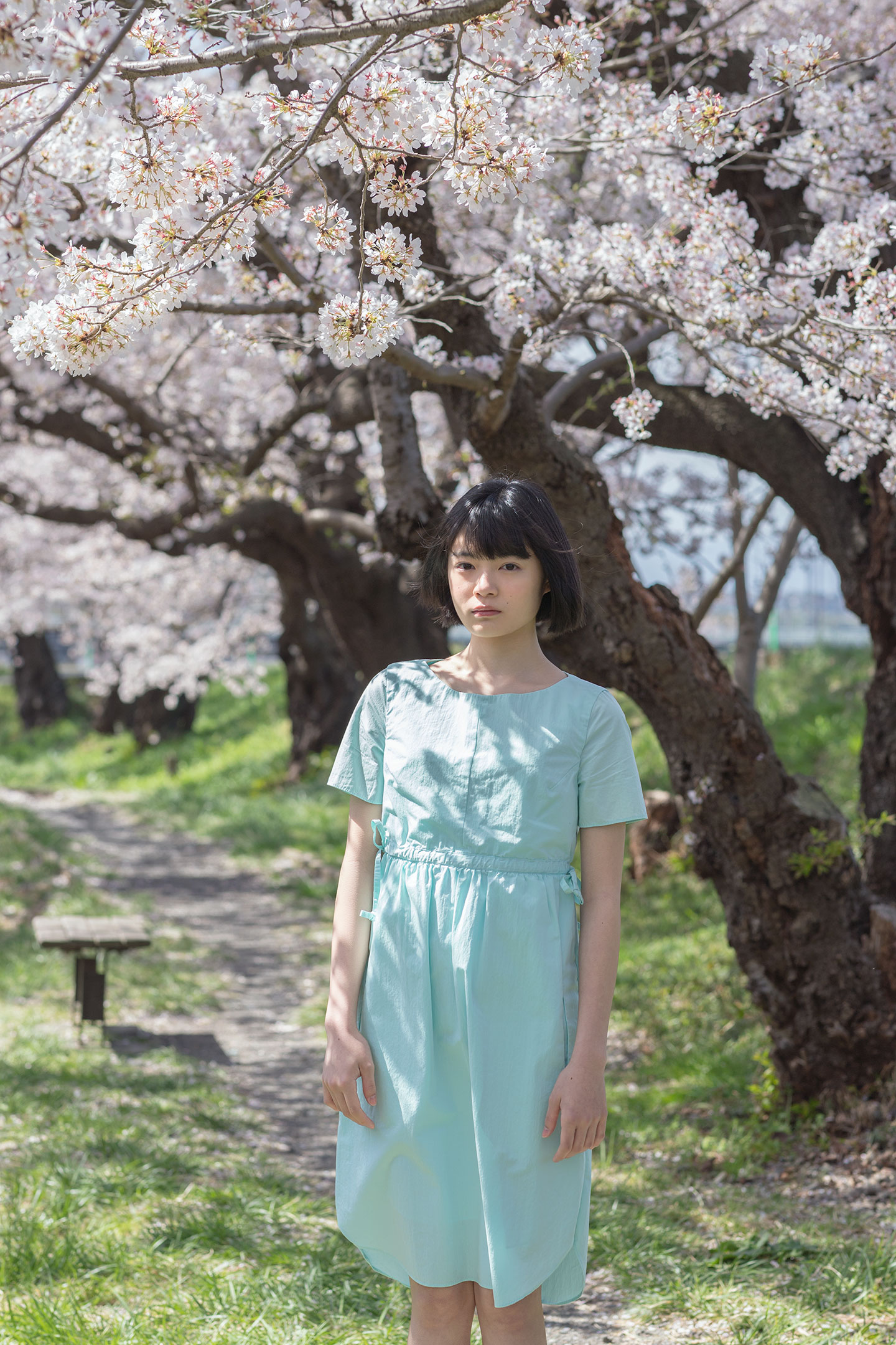 吉田美月喜 - 洋服編 - Scene 5 (撮影日/2018年3月30日。撮影時学年/中学三年生。撮影/山田信男)