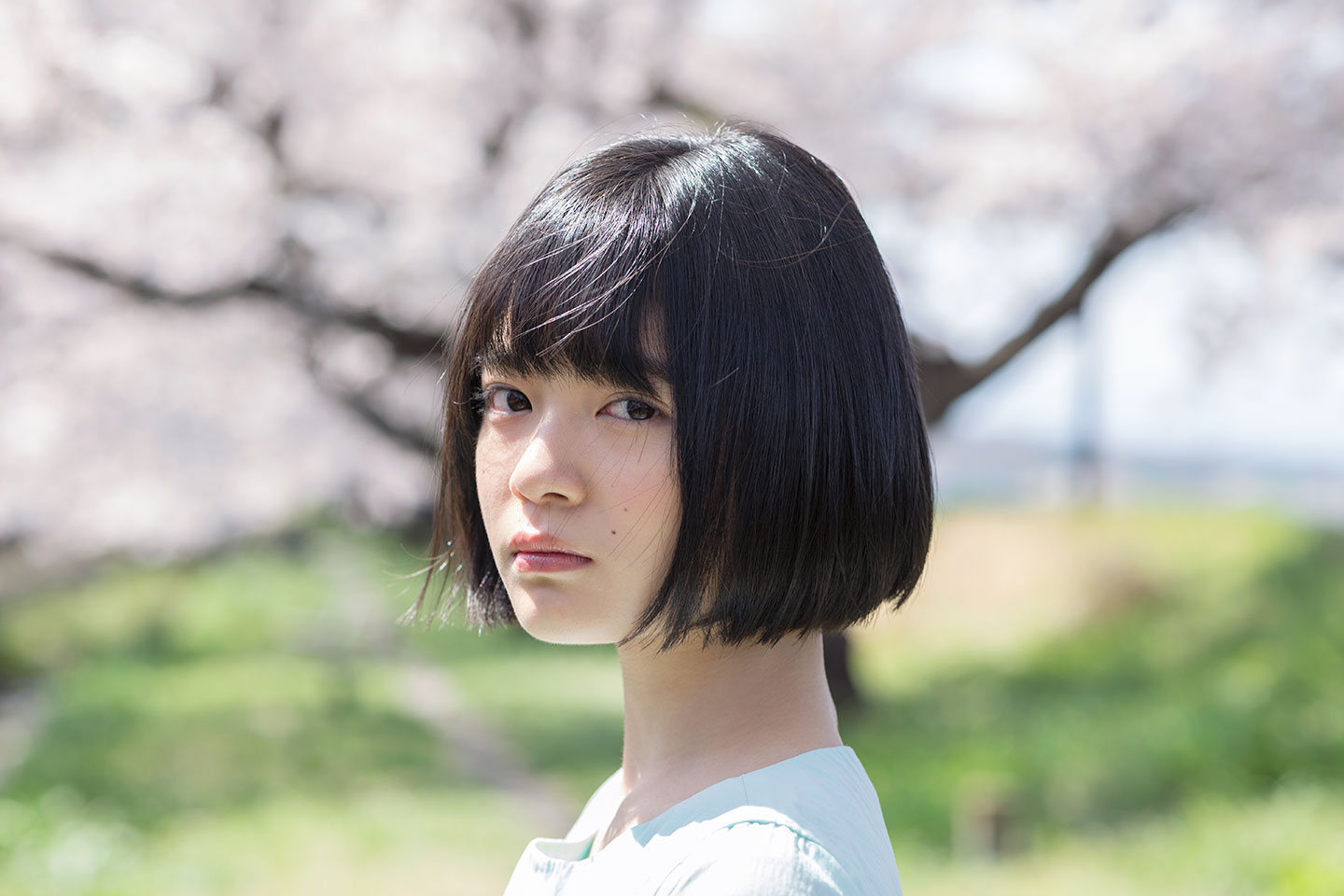 吉田美月喜 - 洋服編 - Scene 9 (撮影日/2018年3月30日。撮影時学年/中学三年生。撮影/山田信男)