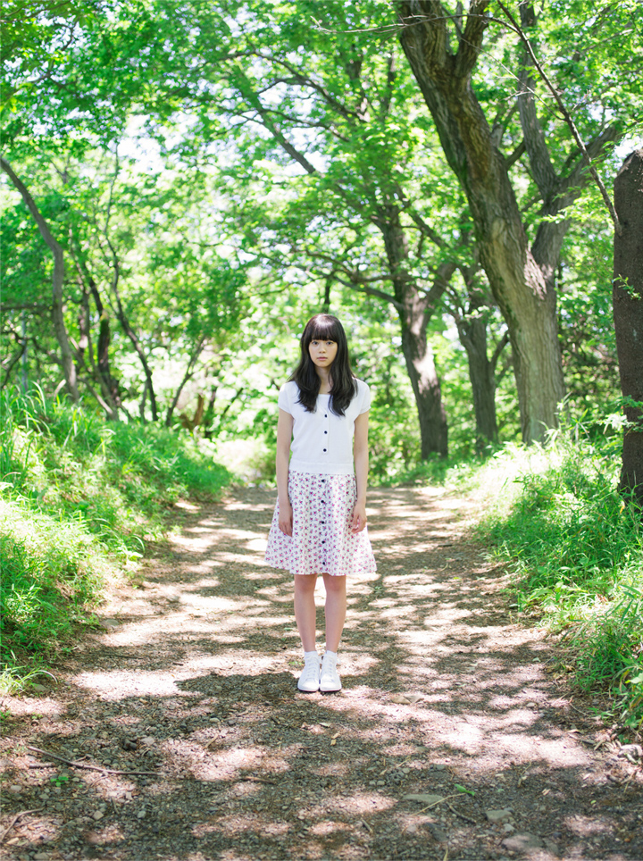 坂井仁香 - 洋服編 - Scene 3 (撮影日/2016年5月12日。撮影時学年/中学三年生。撮影/須田卓馬)
