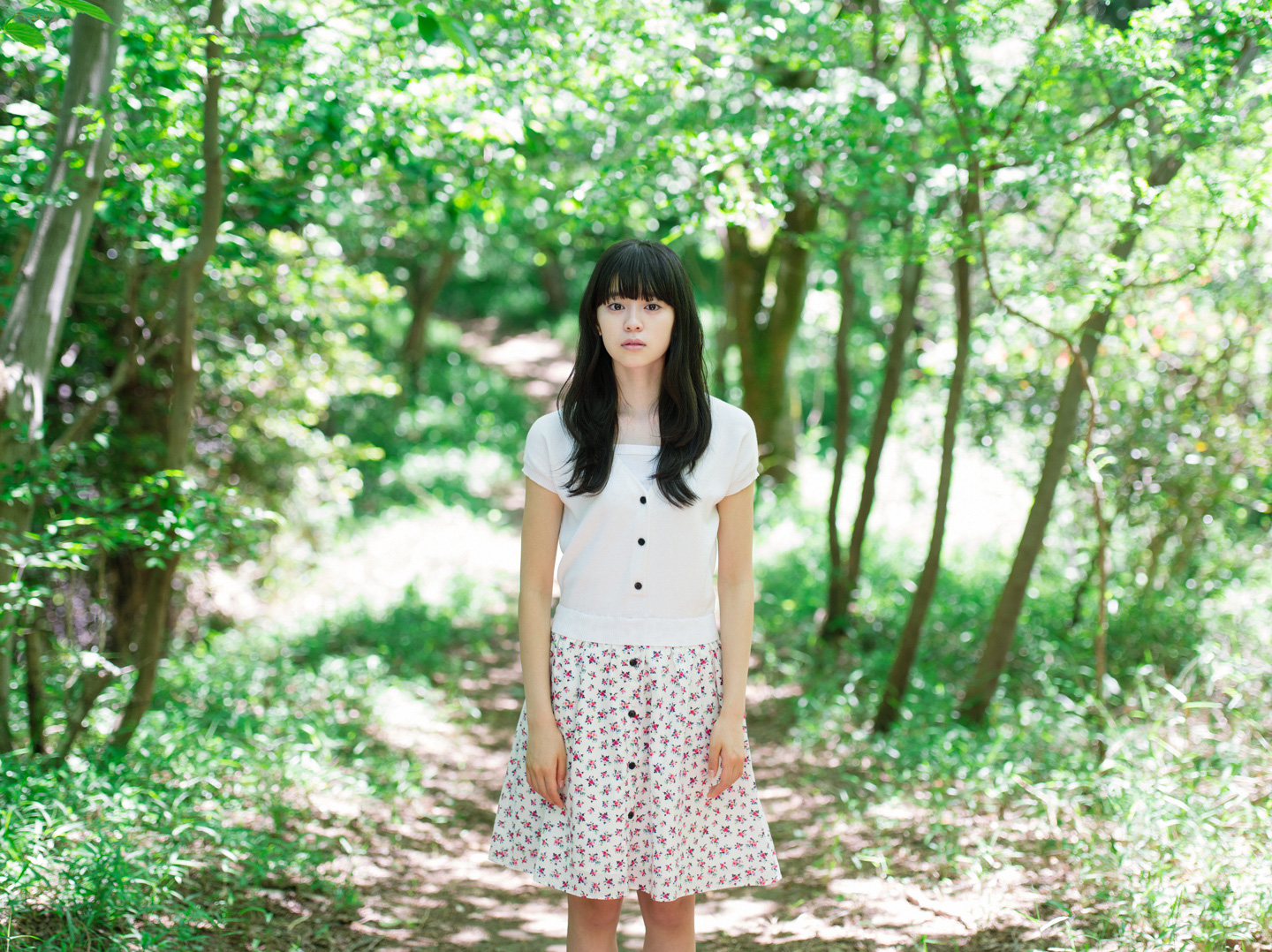 坂井仁香 - 洋服編 - Scene 9 (撮影日/2016年5月12日。撮影時学年/中学三年生。撮影/須田卓馬)