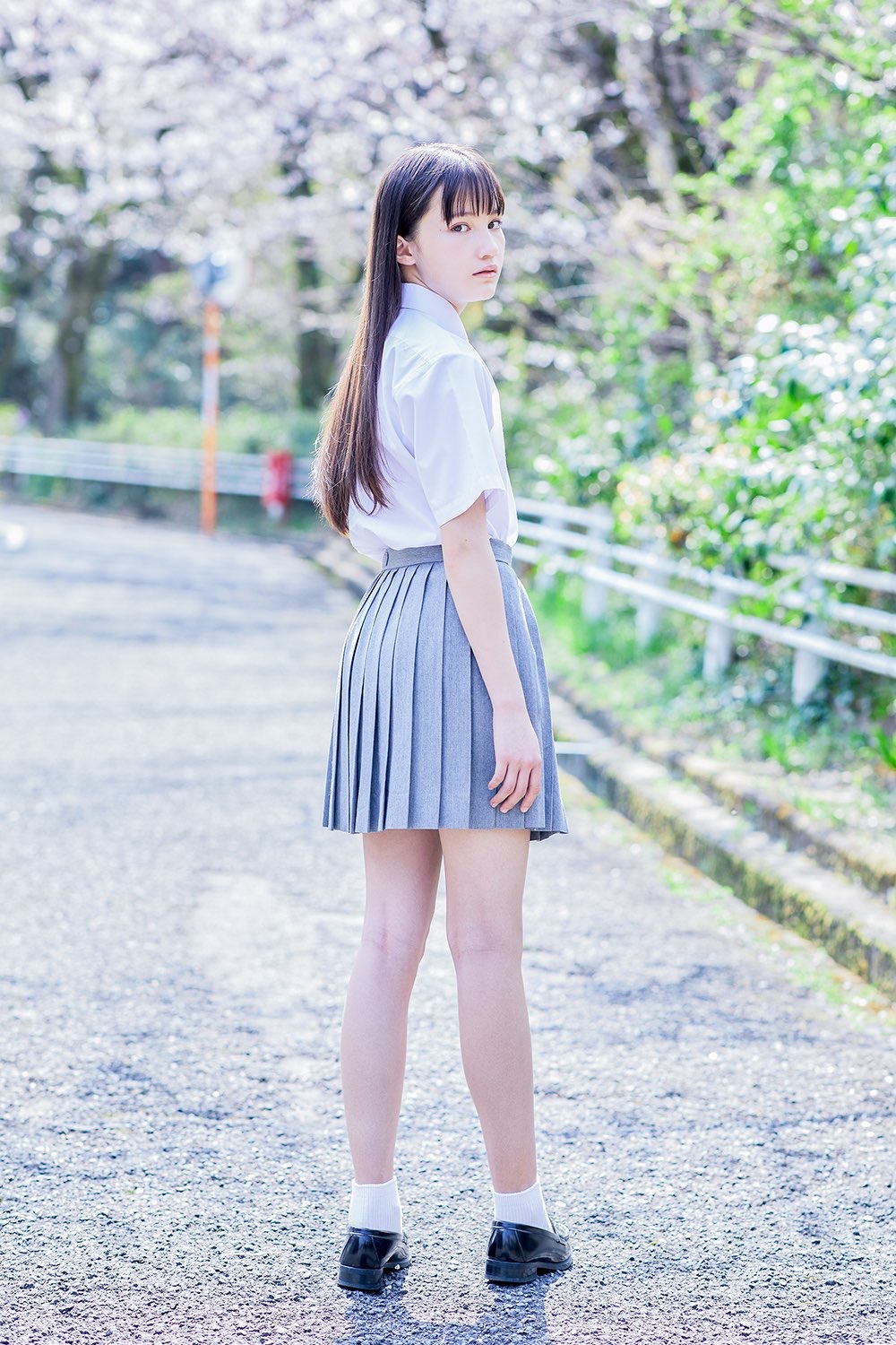 山口らいら - 制服編 - Scene 11 (撮影日/2021年3月26日。撮影時学年/小学五年生。撮影/山田信男)